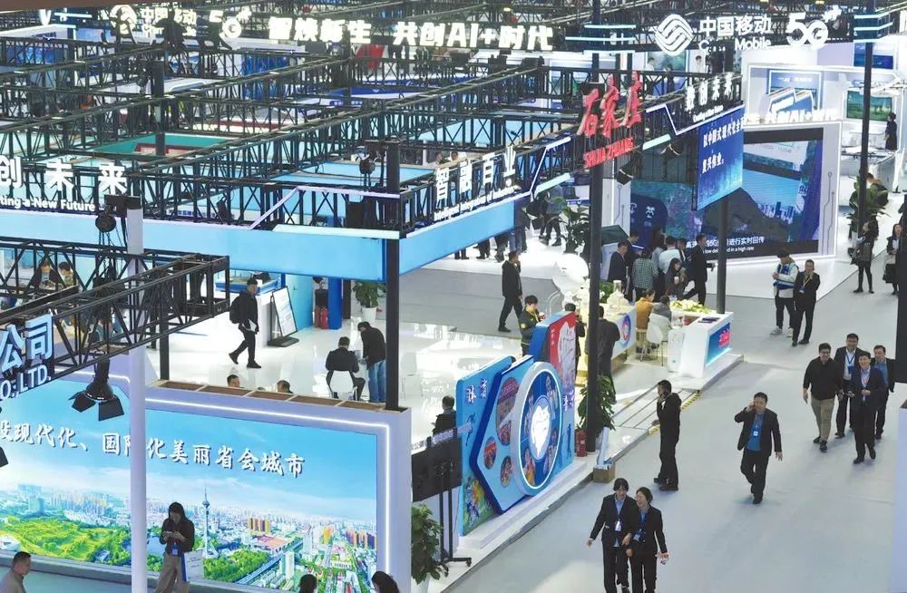 ↑ 数博会吸引众多市民参观。
