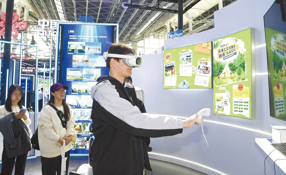 ↑ 参观者使用VR设备进行沉浸式体验。